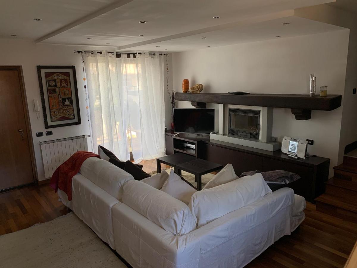 Near Como, Charming Apartment With Fireplace Grandate Bagian luar foto